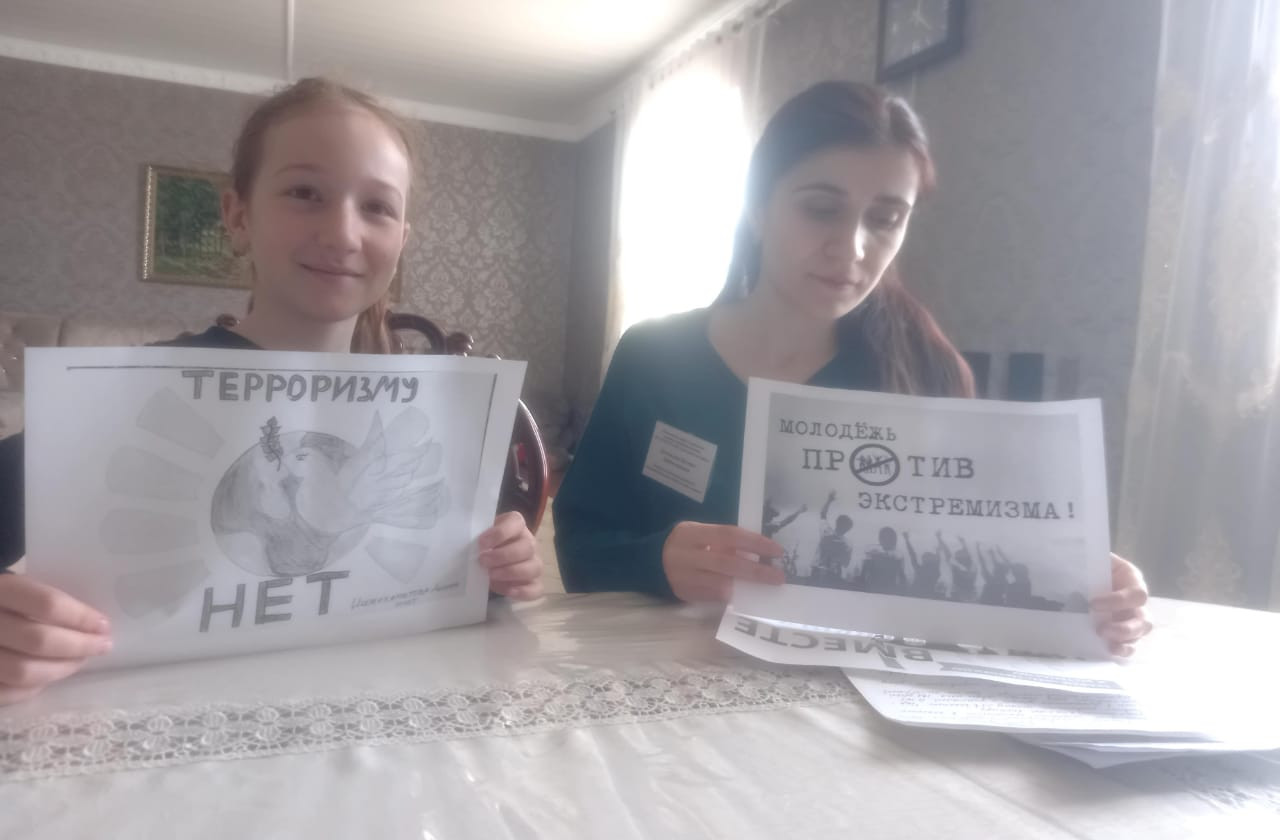 Специалист по работе с семьей Багомедова Патимат провела важную профилактическую беседу с подопечной на тему "Молодежь против терроризма и экстремизма".